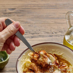 смазать смесью масла и перца