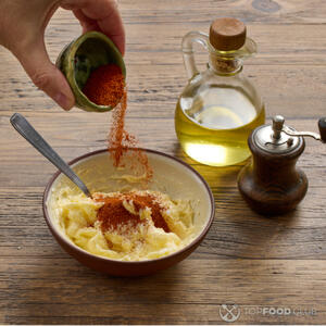 Добавить паприку в масло