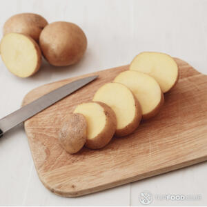 Режем картофель.