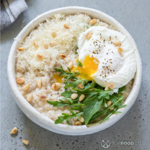 Сырная овсянка с яйцом пашот