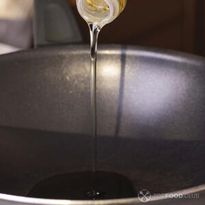 Добавить масло в казан