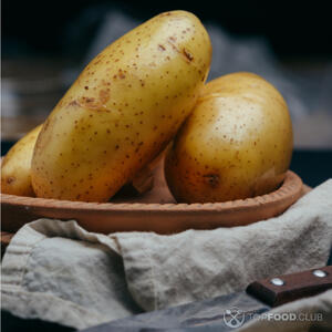 Надрезаем картофель.