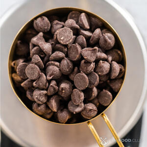 Добавить шоколадную крошку