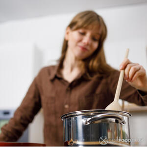 Перемешивает варенье