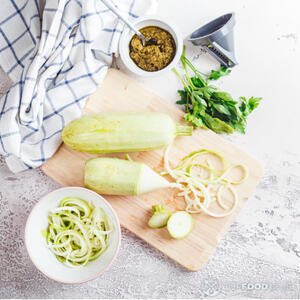 Делать спагетти из кабачков