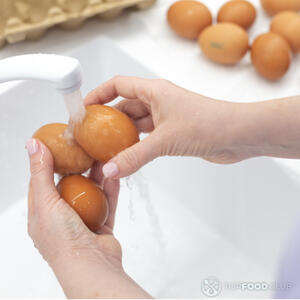 Помыть яйца