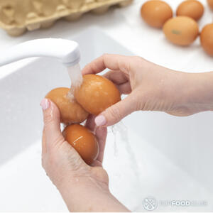 Помыть яйца