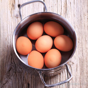 Яйца в кастрюле