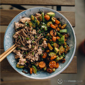 Гречневая лапша с тунцом и овощами