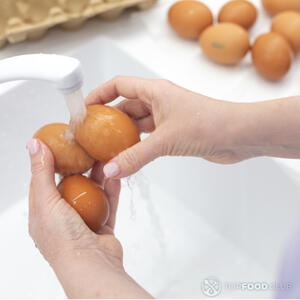 Помыть яйца