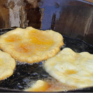 жарить оладьи