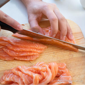 Нарезать лосось