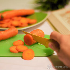 нарезаем морковь