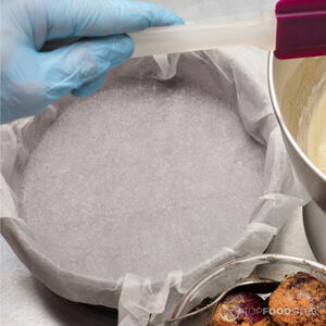 Застелить пергаментом форму