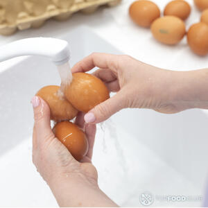 Помыть яйца