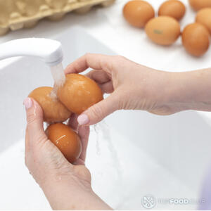 Помыть яйца