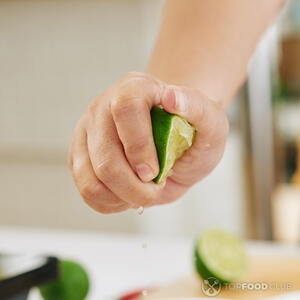 Выдавить сок лайма