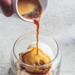 Полейте мороженое горячим эспрессо