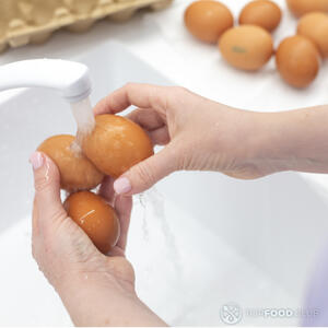 Помыть яйца