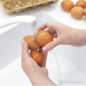 Мыть яйца