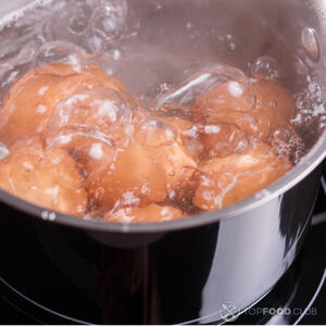 Грудку куриную отвариваем ранее посолив воду