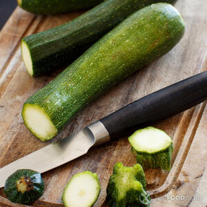 Отрезать шляпки у цукини