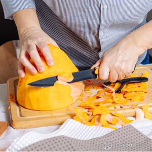 тыкву очищаем