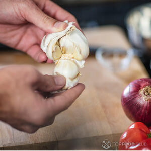 чистим чеснок