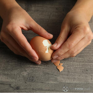 Чистить яйца