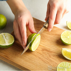 Добавляем дольки свежего лайма