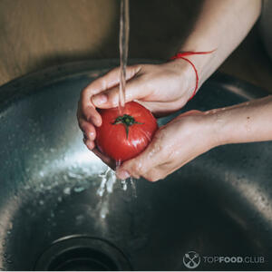 моем помидоры