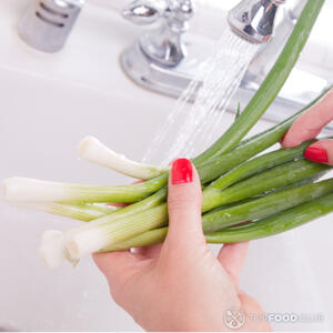 Лук мыть
