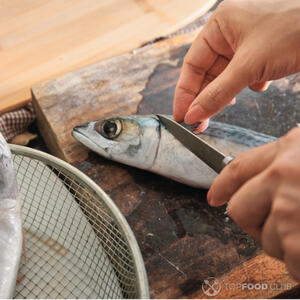 Очистить скумбрию