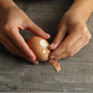 Очищаем яйца