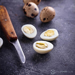 Яйца нарезаем