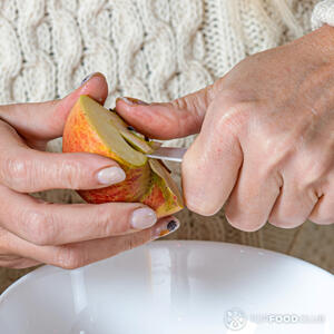 Яблоко очищаем