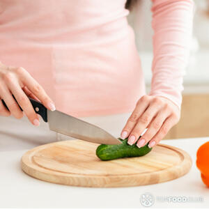 Огурцы нарежьте