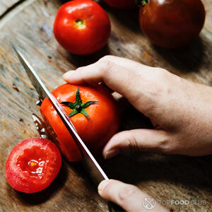 режем помидоры