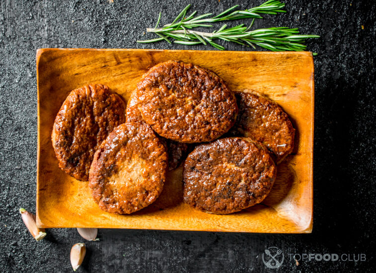 2025-04-16-3vtces-cutlets-with-rosemary-and-garlic-cloves-2024-09-20-16-26-59-utc