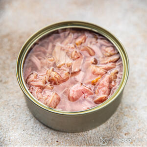 Банка с тунцом