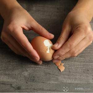 Очищаем яйца