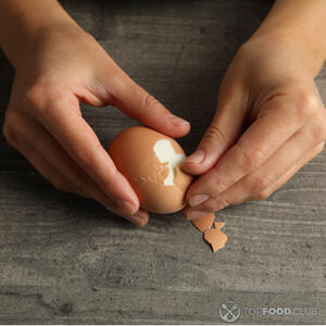 Очищаем яйца