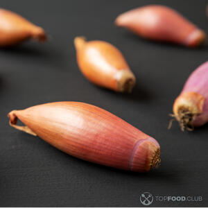 Чистим репчатый лук