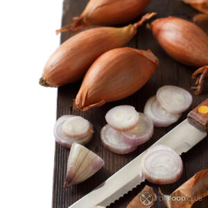 Режем лук полукольцами