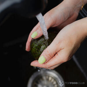 Моем авокадо