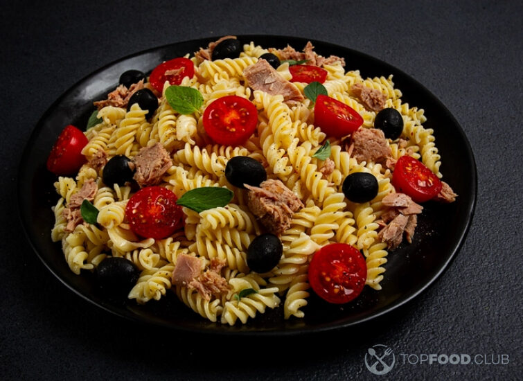 2025-04-29-uhzr1l-salat-s-pastoj-i-tunczom