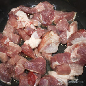 обжаривайте свиную грудинку