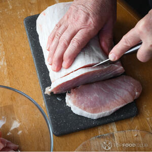 резать свинину