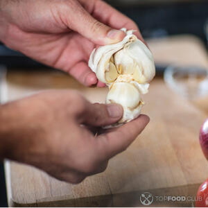 Чистим чеснок