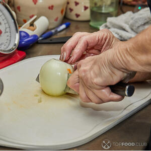 Нарезаем лук